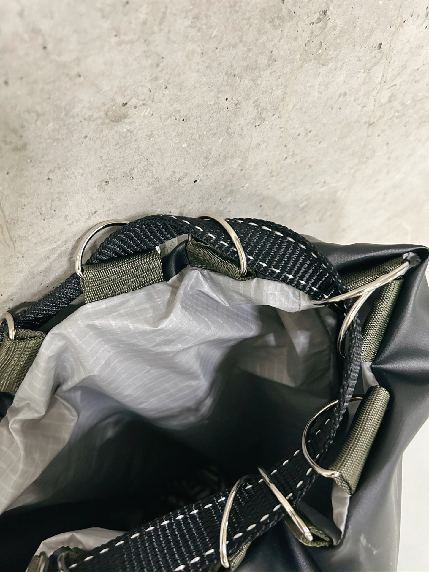 EARTH DROP B-BAG, BAD BLACK